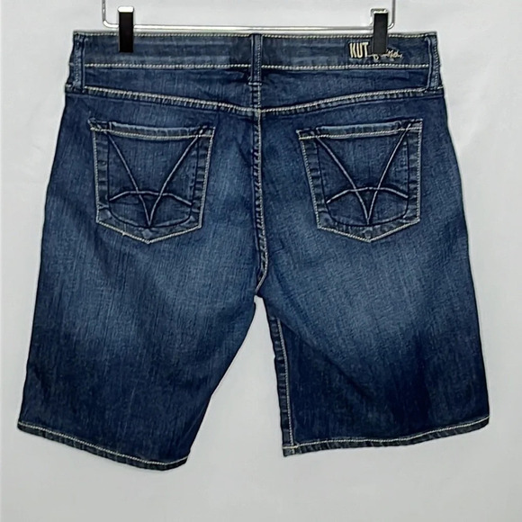 Kut From The Kloth Catherine Boyfriend Distressed Denim Shorts - NWOT - Size 8 - Picture 5 of 9